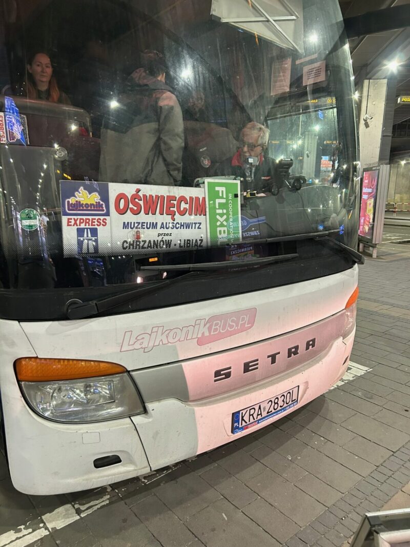 ポーランドクラクフバスターミナルからアウシュヴィッツ行きのバス
