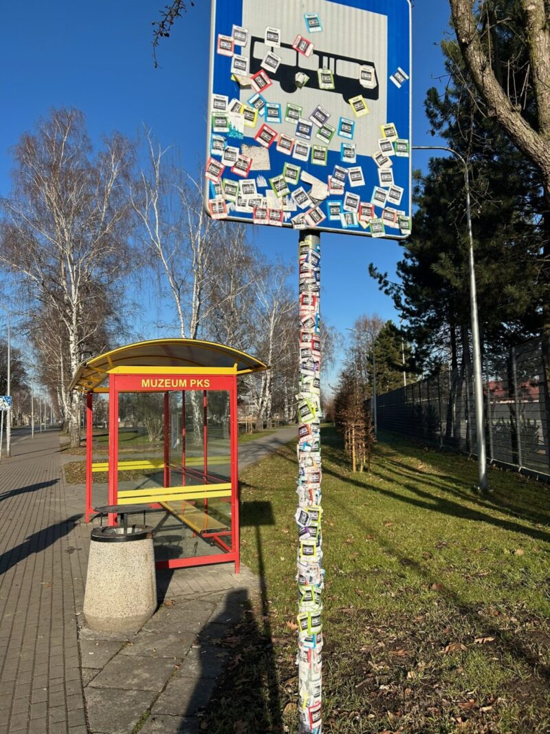 ポーランドアウシュヴィッツからクラクフ行きのバスに乗ったバス停 ガイドツアーのワッペン？でしょうか、貼られまくってました。