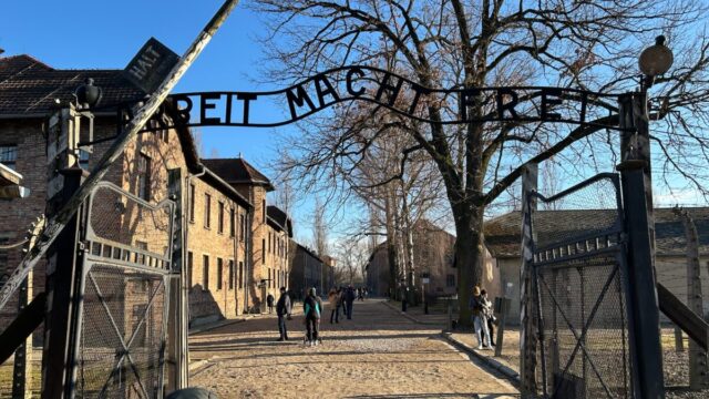 ポーランドのアウシュヴィッツ　「働けば自由になる」と書かれた門