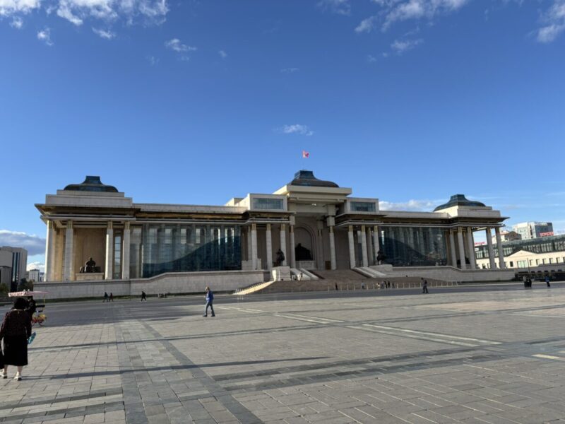 スフバートル広場横の国会議事堂正面には、チンギスハーン像が鎮座