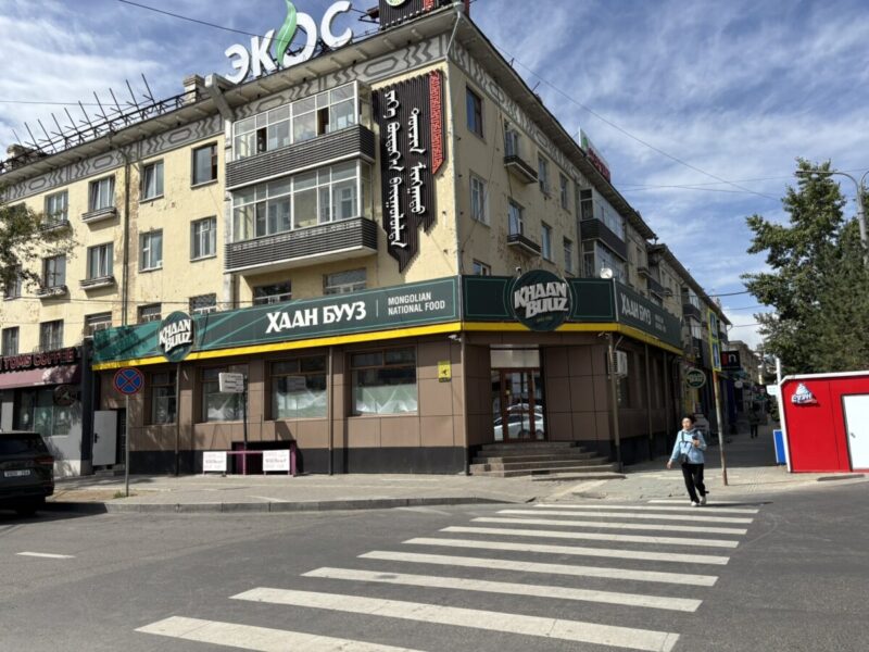 ノミンデパートの前には、モンゴルのファストフード店「Khaan Buuz」があります。