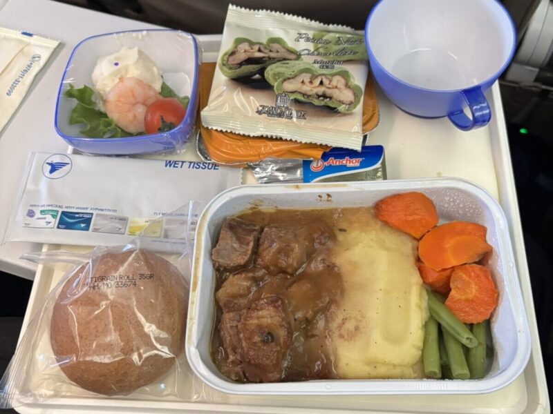 MIATモンゴル航空（成田→ウランバートル便）エコノミークラスの機内食（ビーフ)