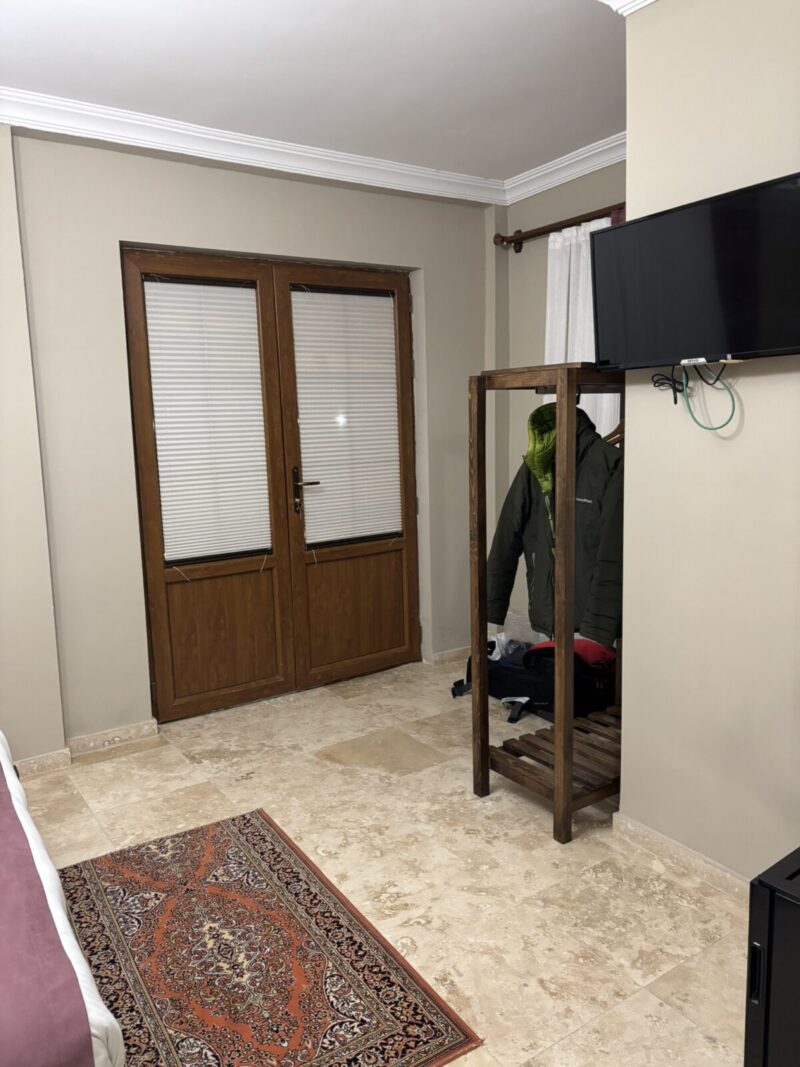 トルコ カッパドキア ギョレメ yellow stone houseの客室 ハンガーラックとテレビ