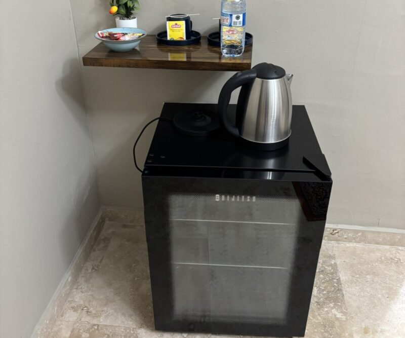 トルコ カッパドキア ギョレメ yellow stone houseの客室 清潔な冷蔵庫、電気ケトル、ドリンク