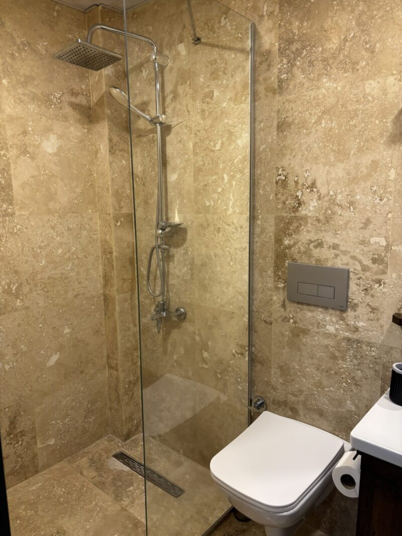 トルコ カッパドキア ギョレメ yellow stone houseの客室 シャワーとトイレ