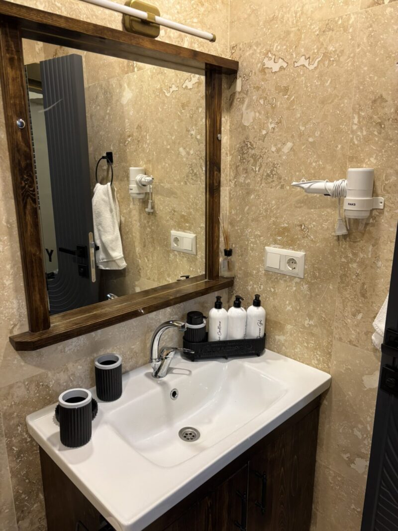 トルコ カッパドキア ギョレメ yellow stone houseの客室 洗面台