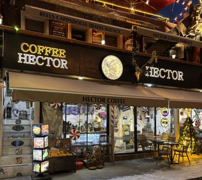 トルコ カッパドキア ギョレメ 24時間営業のカフェ"Hector Coffee House & Lounge"