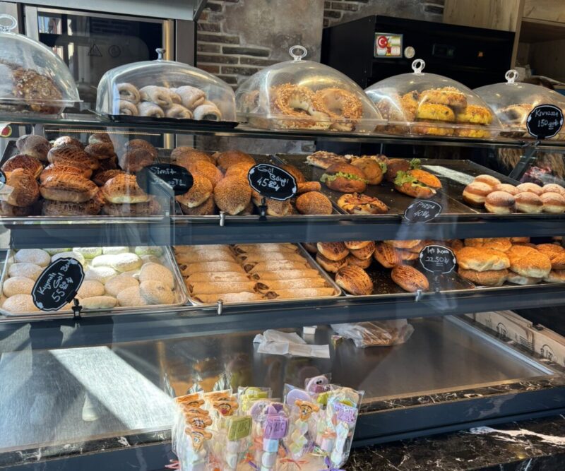 トルコ カッパドキア ギョレメ yellow stone houseの近くにあるローカルパン屋さん"Fatih Unlu Mamulleri"の店内