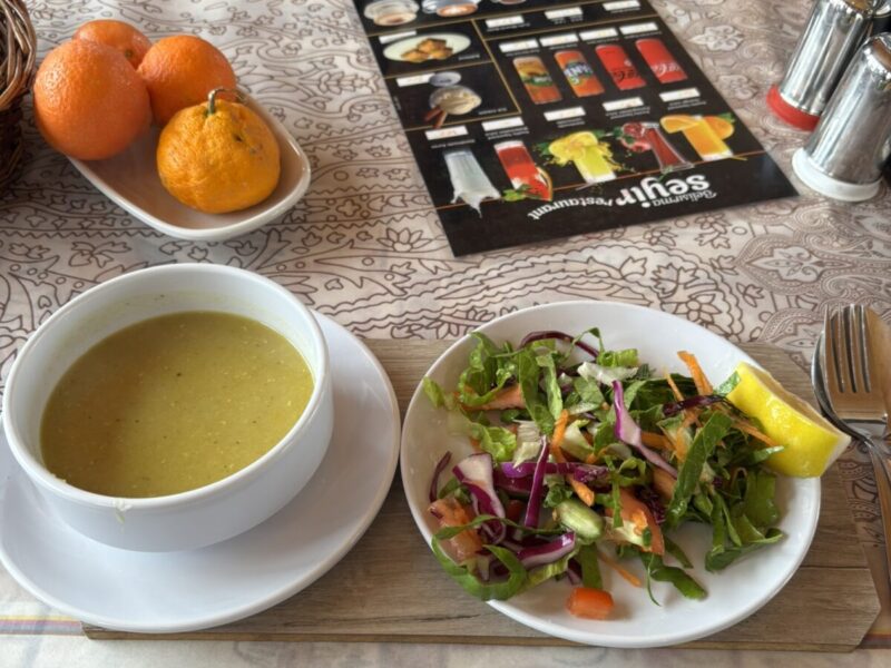 トルコ 冬のカッパドキア グリーンツアーのランチ（スープとサラダ）